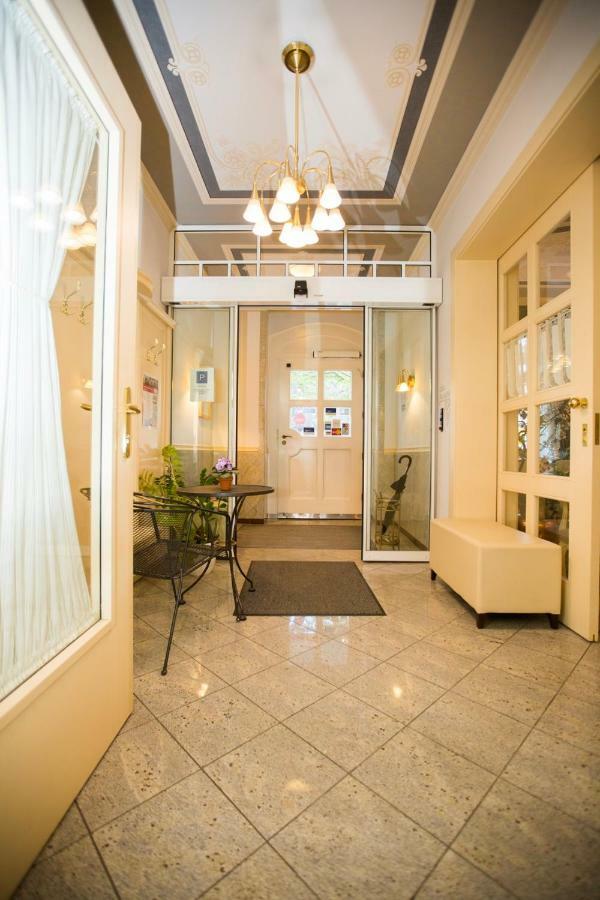Hotel Burghof Хоф Екстериор снимка