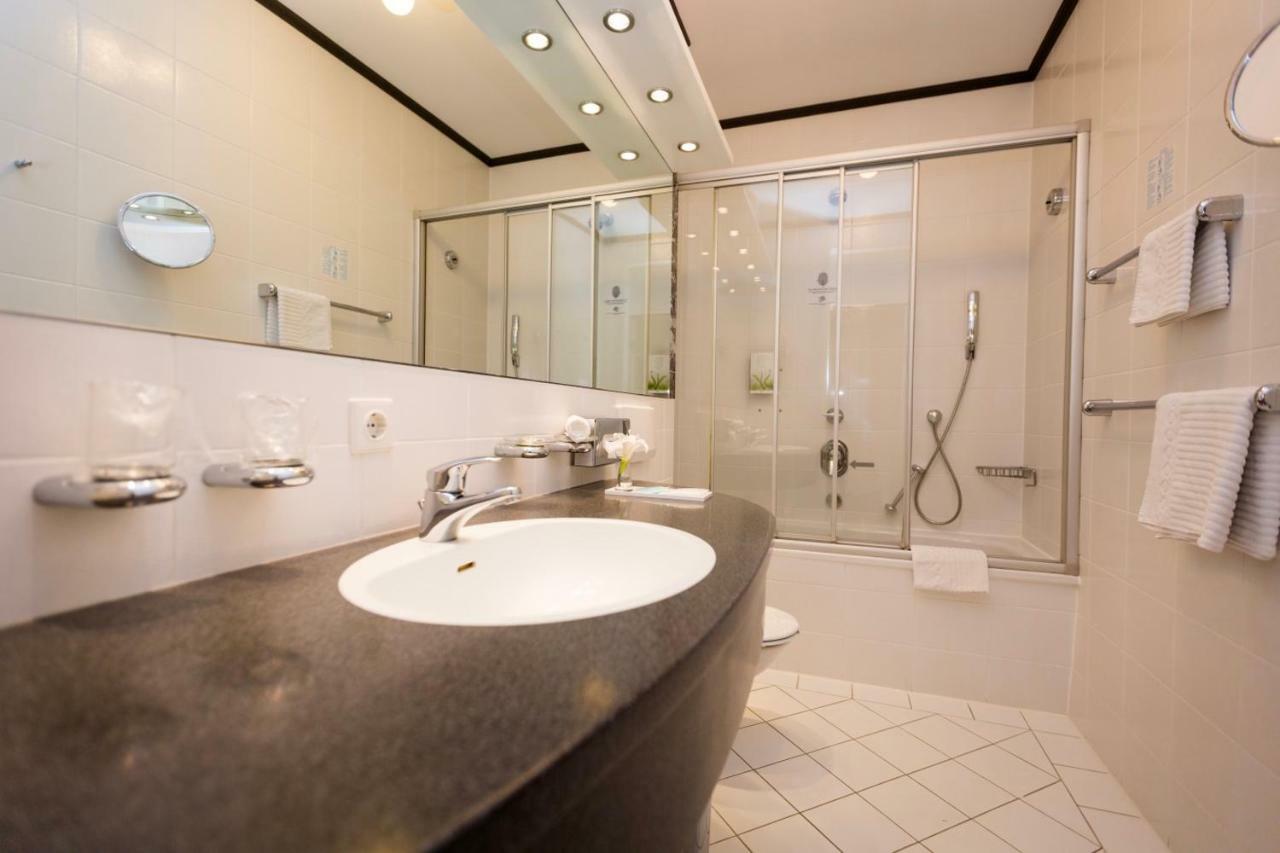 Hotel Burghof Хоф Екстериор снимка