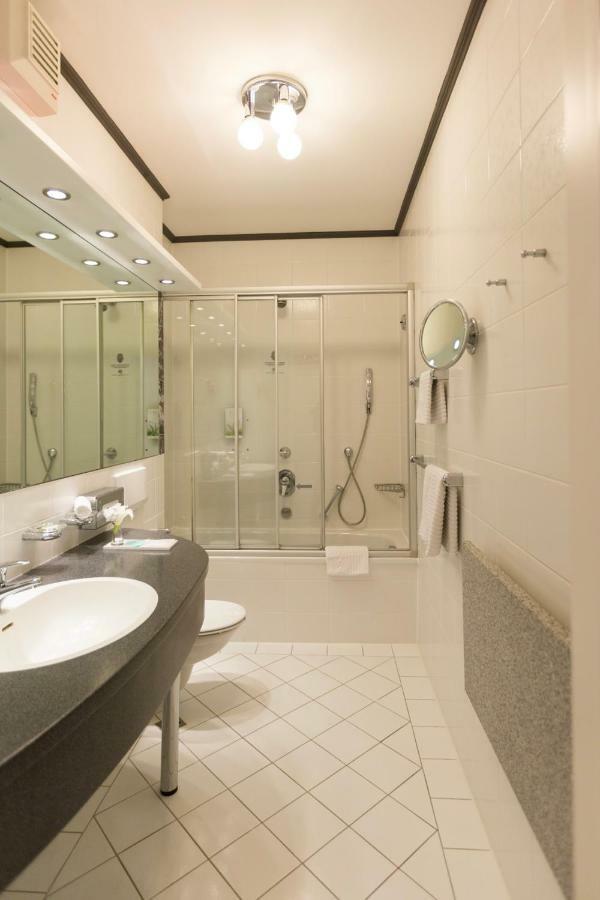 Hotel Burghof Хоф Екстериор снимка